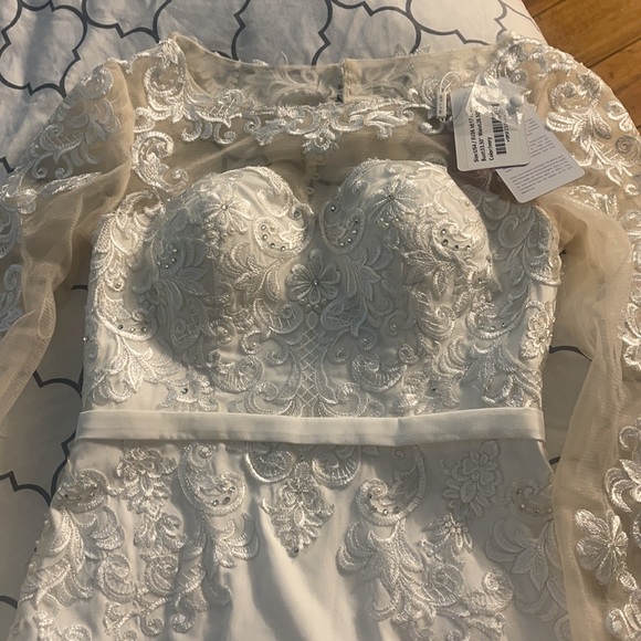 JJ’s House wedding gown size 4 ivory color - Picture 3 of 4